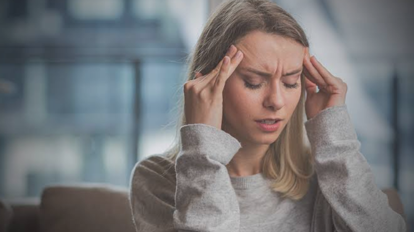 میگرن چیست و چه عواملی باعث تشدید آن میشوند؟